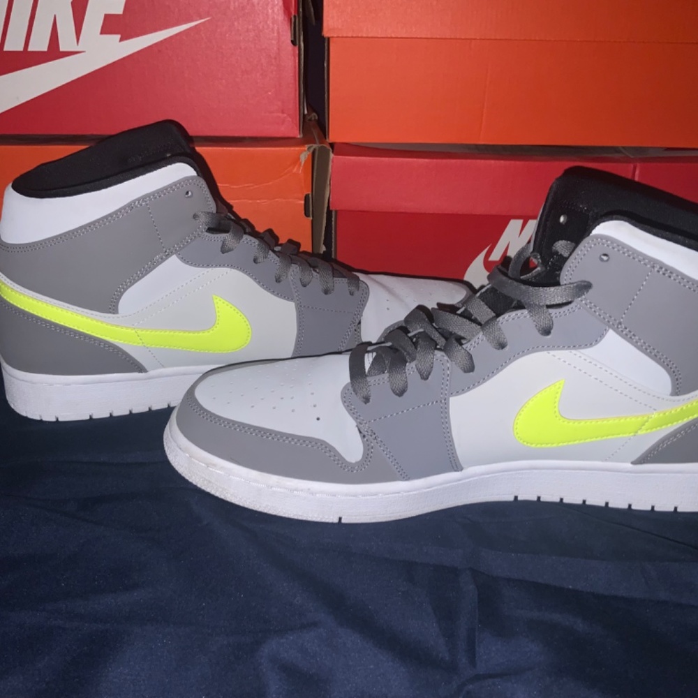 Jordan 1 Mid Gunsmoke Volt Size 12.5 - Picture 11 of 13